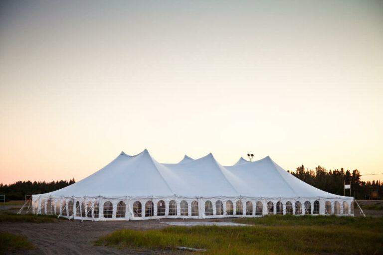 אוהל אירועים ענק בצבע לבן
