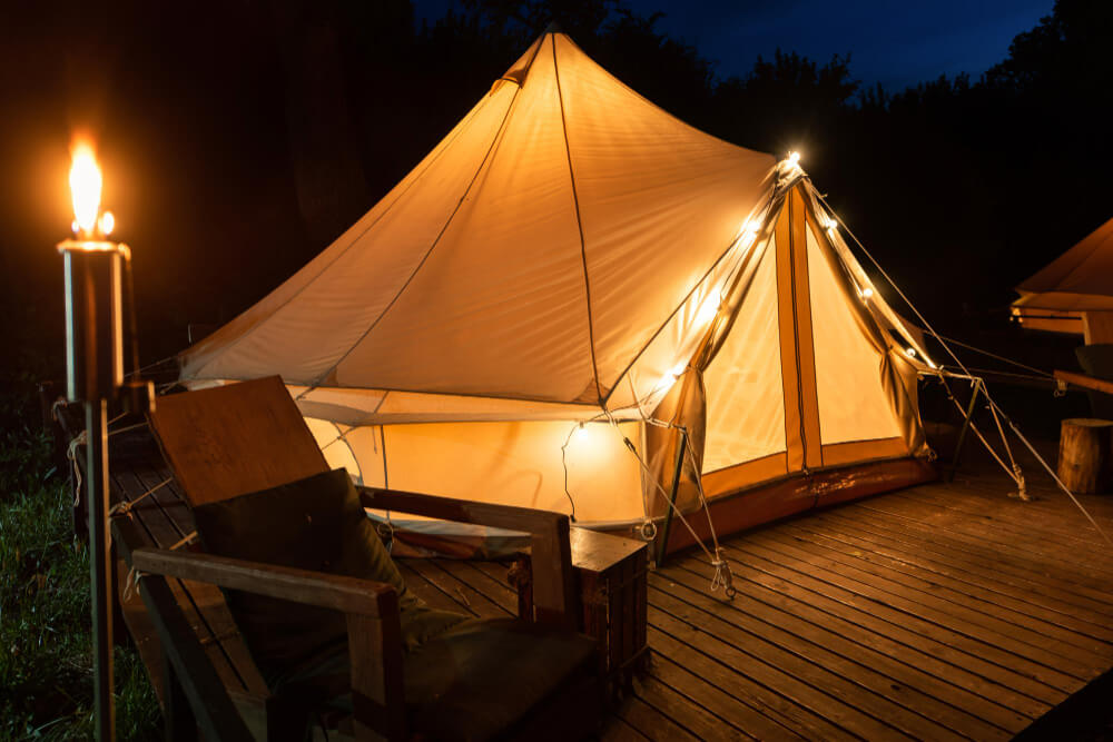 אוהל ממוזג בשעות הלילה, מואר היטב מבפנים ומסביב באווירה רומנטית